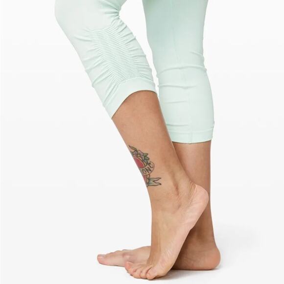 Lululemon Ebb to Street Crop Leggings in Polar Ice 4 Capri - Picture 3 of 12